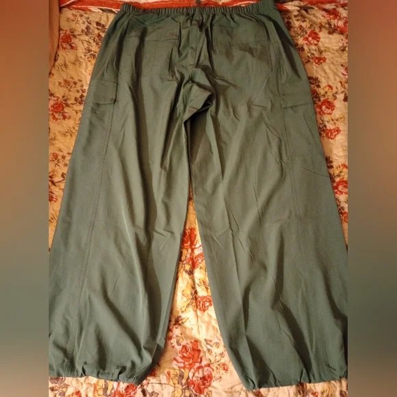 NWT Olive Green High Rise Cargo Pants for Women - Relaxed Fit - Picture 12 of 16